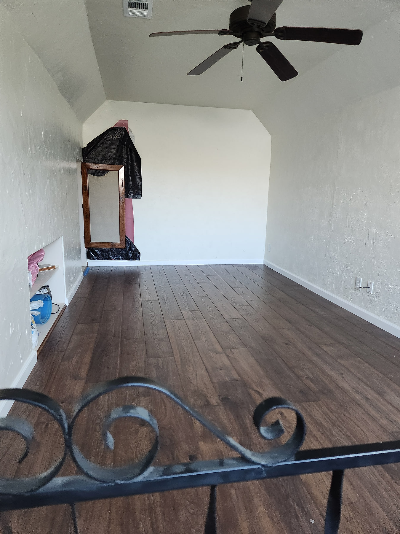 Living room with dark wood-look plank fitted around a fireplace